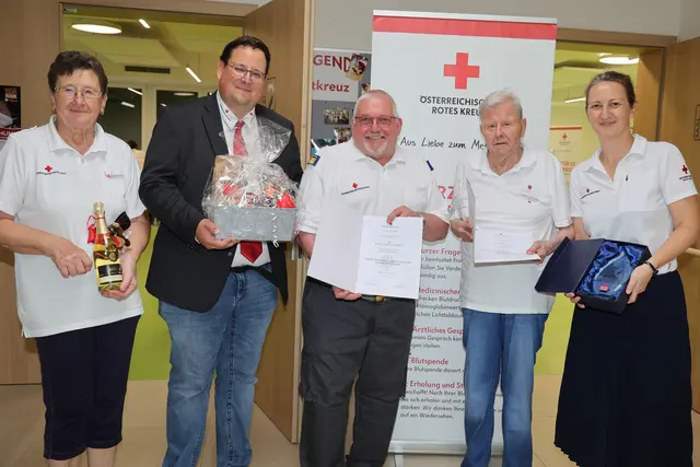 Herzliche Gratulation: Das Team gratulierte Franz Petschenig zu seinem 80. Geburtstag und bedankte sich für seinen langjährigen Einsatz. | Foto: Rotes Kreuz