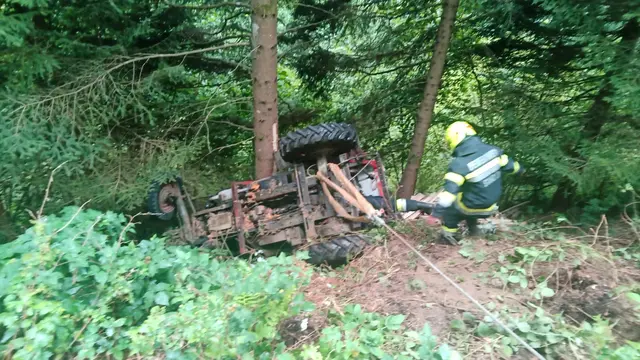 Am Dienstag musste die FF Stanz zu einer Traktorbergung ausrücken, der Fahrer des Fahrzeugs blieb unverletzt. | Foto: FF Stanz