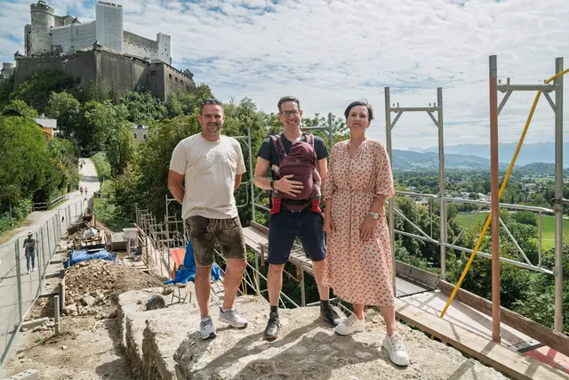 Lokalaugenschein bei der Sanierung der Wehrmauer am Mönchsberg. Von links: Josef Kirchberger (Hochbauamt), Bürgermeister-Stellvertreter Kay-Michael Dankl und Angelika Wirthenstätter (Hochbauamt). | Foto: Stadt:Salzburg/Alexander Killer