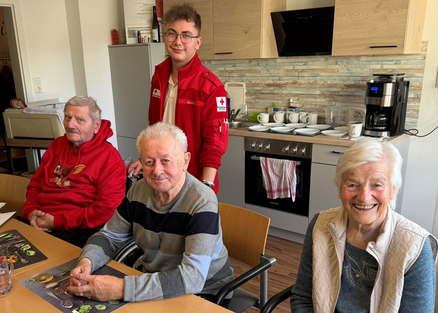 Die Gäste verbringen eine gemeinsame Zeit, nehmen an verschiedenen Aktivitäten teil und werden von den Mitarbeiter:innen begleitet. | Foto: OÖRK/BST Vöcklabruck