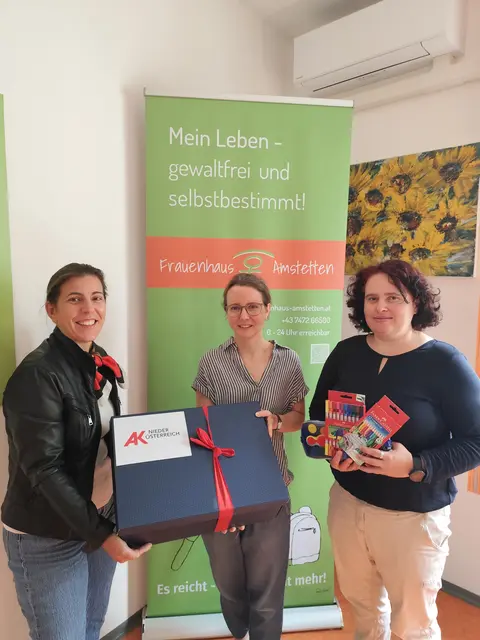 Birgit Schön, Leiterin der Abteilung Frauenpolitik der AK Niederösterreich, übergab ein Schulstartpaket an Vertreterinnen des Frauenhauses Amstetten (v. l. n. r.). | Foto: Jugoslav Krminac