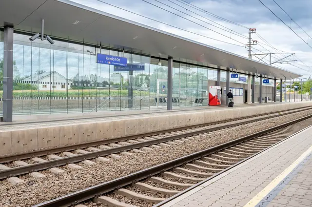 Ab 7. September wird der Parkplatz der Gemeinde neben dem Bahnhof Parndorf Ort gesperrt. | Foto: ÖBB/Michael Fritscher 