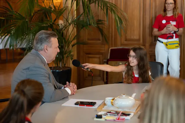 Dann wird es wieder politischer: "Was würden Sie gerne in Wien verändern?, fragt eine junge Nachwuchsjournalistin.  | Foto: Sade Jerabek/MeinBezirk