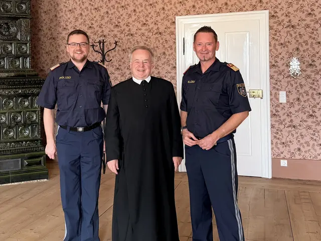 Der Polizeikommandant von Mariazell Martin Stehr, Pater Michael Staberl und Bezirkspolizeikommandant Oberst Franz-Kurt Grabenhofer. | Foto: Posch