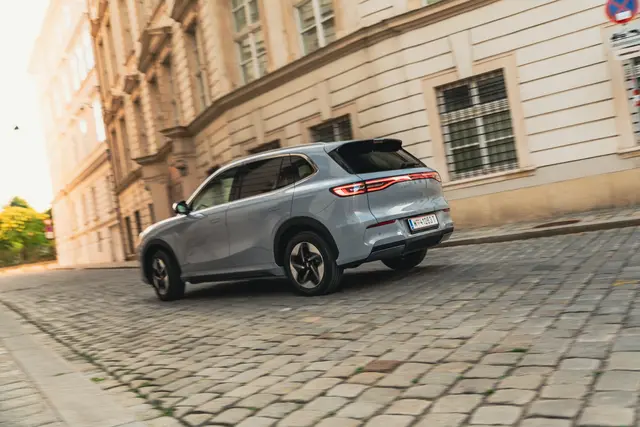 Geely startet in Österreich mit E5 (ab 32.990 Euro) und Starray EM-i (ab 29.990 Euro), beide mit fünf NCAP-Sternen und acht Jahren Garantie. | Foto: Geely