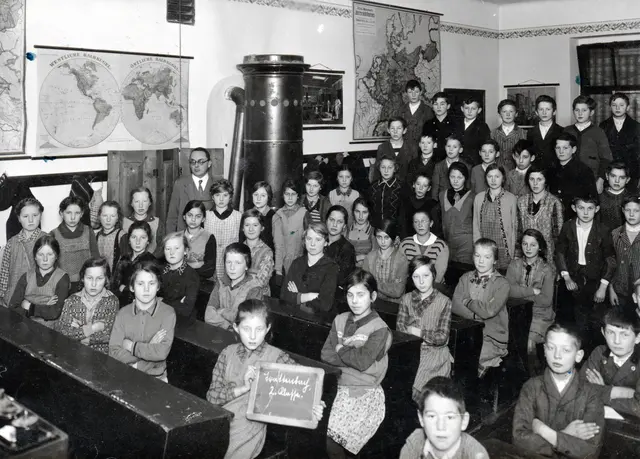 Das Foto entstand 1932. An der Wand hängen Bilder als Lehrmittel. Eine große Karte des Deutschen Reichs ließe diese Aufnahme auch ganz woanders verorten als im davon weit abgelegenen „Tal der Feitelmacher“. | Foto: Topothek Ternberg