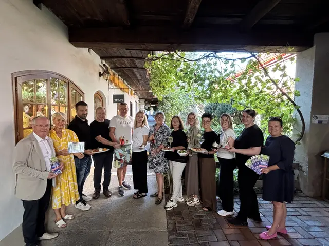 Bürgermeister Josef Ober, Kulturabteilungsleiterin Andrea Meyer, die Gastronominnen und Gastronomen sowie die Vorsitzende des Thermen- & Vulkanlands Vbgm. Sonja Skalnik (v. l.)