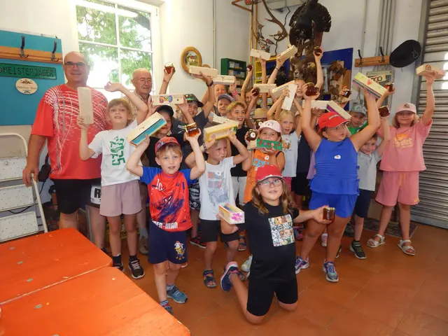 Die Kinder präsentieren stolz ihre selbst gebastelten Federschachteln und frisch gewonnenen Honig beim Ferienprogramm in Jaiding. | Foto: Imkerei Josef Gottfried