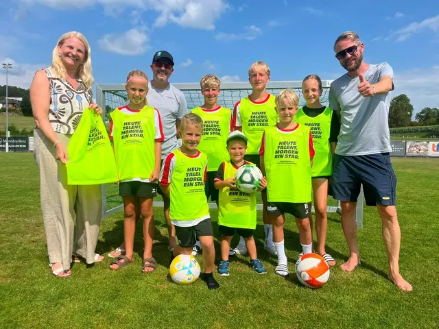 Beim Fußball-Nachwuchscamp des UFC HAMA TRUCKS Rohrbach-Berg wurden die neuen Überzieh-Leibchen an die Nachwuchs-Kicker übergeben. Die beiden Organisatoren Konrad Heinrich und Johann Kiesenhofer freuen sich über die Unterstützung und die neuen Trainingsleibchen für die jungen Fußballer. | Foto: OÖVP