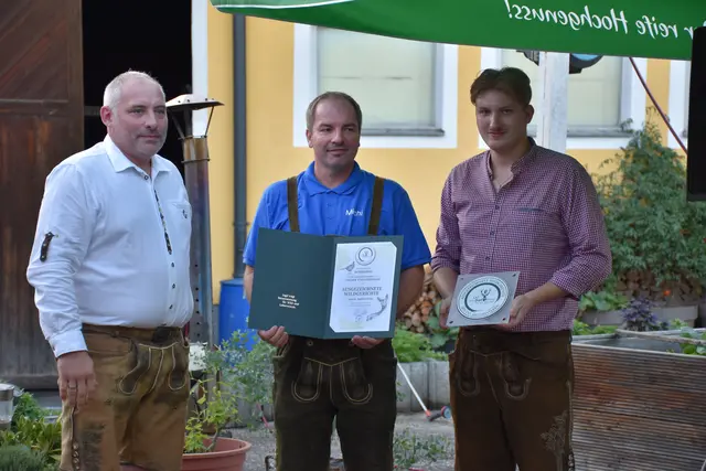 Bezirksjägermeister Alois Selker zeichnete am Samstag, 22. August 2026, den Fischer's Weinheurigen in Bubing mit der Wildbretplakette des Oberösterreichischen Landesjagdverbandes aus.  | Foto: LJV