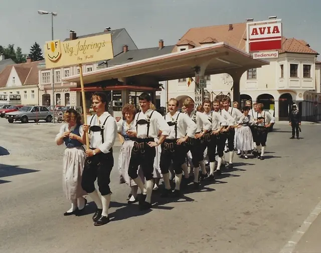 Die Landjugend Jahrings im Juli 1989 anlässlich des Waldviertler Volkstanzfestes in Zwettl. Manfred Müllner ist der Schildträger. | Foto: Landjugend Jahrings