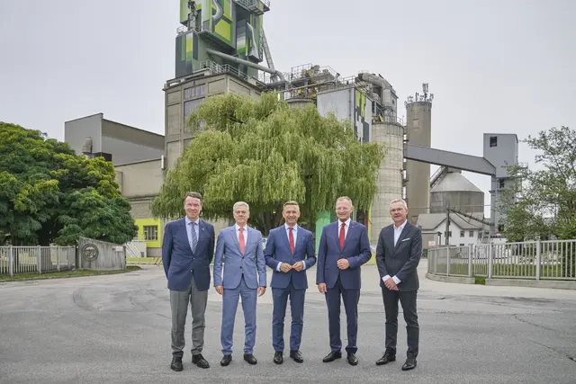 Markus Mitteregger, CEO der RAG Austria AG, Joao Paulo Pereira da Silva, Geschäftsführer der Kirchdorfer Gruppe und Leiter der Sparte Zement, Bundesminister Wolfgang Hattmannsdorfer, Landeshauptmann Thomas Stelzer, Thomas Eberl, CFO der Scheuch Group (v.li.). | Foto: Alexander Haiden
