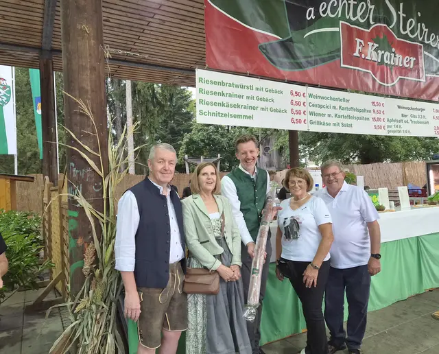 Franz und Berta Krainer mit Monika und Werner Karbasch sowie Landesweinbaudirektor Martin Palz, der zum Abschluss mit einer Meterwurst überrascht wurde. | Foto: MeinBezirk