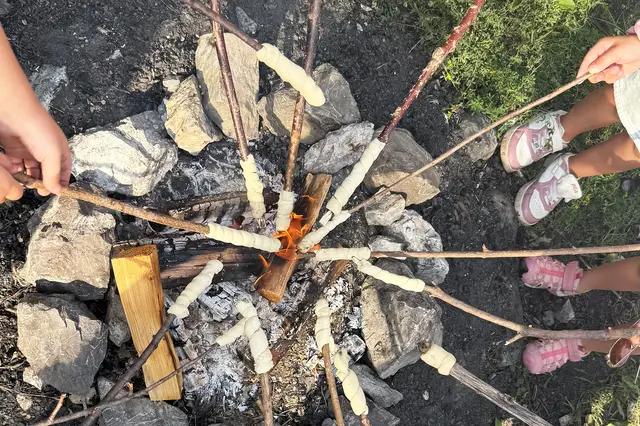 Ein erlebnisreicher Tag im Wald fand beim gemeinsamen Stockbrotbacken am Lagerfeuer seinen perfekten Ausklang. | Foto: MG Telfs