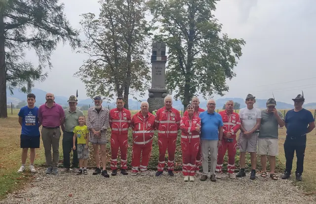 Gemeinsames Gedenken am Kriegerfriedhof in Deinham: Die Delegation der Alpini Gebirgsjäger und des Roten Kreuzes Borgo Valsugana mit Heinz Tumpach, Leiter der historischen Sanitätsgruppe des Roten Kreuzes Eferding. | Foto: RK Eferding