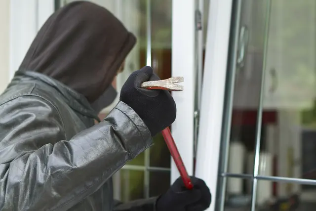 Die Täter verschafften sich über ein gekipptes Fenster Zutritt zur Wohnung. (Symbolbild) | Foto: sdecoret-shutterstock.com / Symbolbild