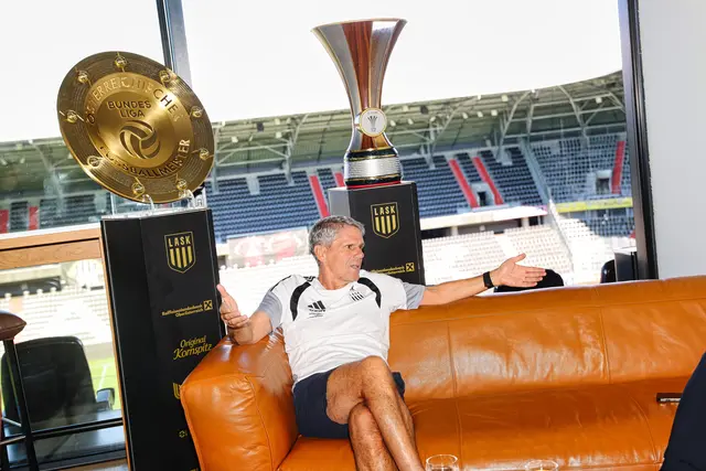 LASK-Trainer Didi Kühbauer vor Meisterteller und Cup-Pokal beim MeinBezirk-Interview: "Wir dürfen trotz des Champions League-Einzugs die Meisterschaft und den Cup nicht vergessen, weil das eine Leistung über ein ganzes Jahr war.  | Foto: MeinBezirk/Benjamin Reischl