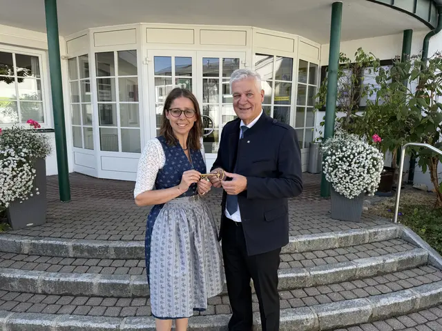 Lisa Schallauer folgte auf Anton Kasser. Er war genau 30 Jahre lang, von 1995 bis 2025, Bürgermeister der Marktgemeinde. | Foto: Marktgemeinde Allhartsberg