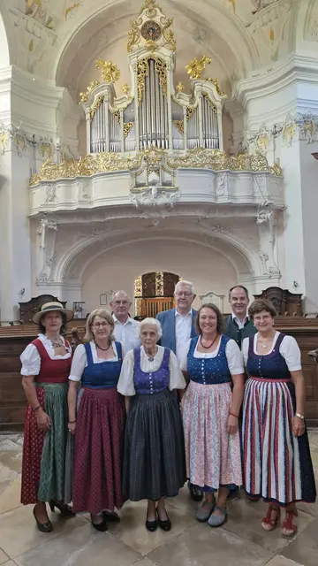 Die Stiftskirche Engelszell hat am Fest Mariä Himmelfahrt das 30-jährige Bestehen ihrer Großen Orgel gefeiert. Zahlreiche Besucher erlebten eine festliche Vesper – darunter auch die Goldhaubenfrauen und Friedrich Bernhofer, Obmann des Kulturvereins. | Foto: Gemeinde Engelhartszell