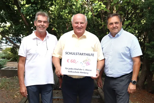 GGR Herbert Stuxer, BGM Ernst Wendl und Vizebgm. Manfred Mitzl freuen sich einen Beitrag für die Familien leisten zu können. | Foto: Gemeinde Himberg