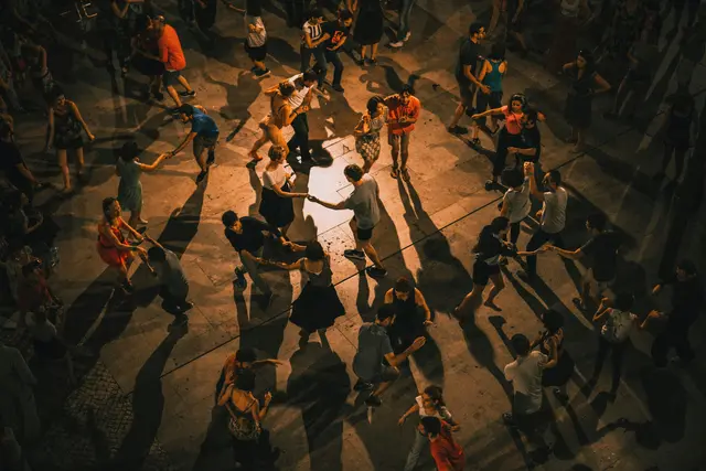 Im September gibt es einen kostenlosen Contra Dance Tanzkurs in der Heilandskirche. | Foto: Unsplash/Ardian Lumi 