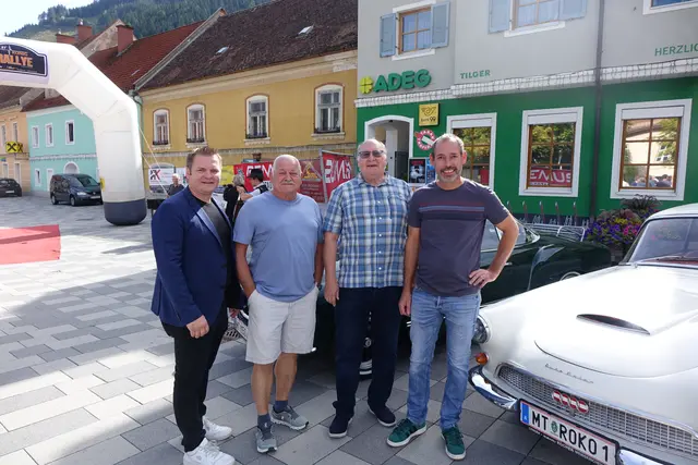 Bürgermeister Markus Schiffer (r.) begrüßte die Oldtimerfans am Marktplatz.
