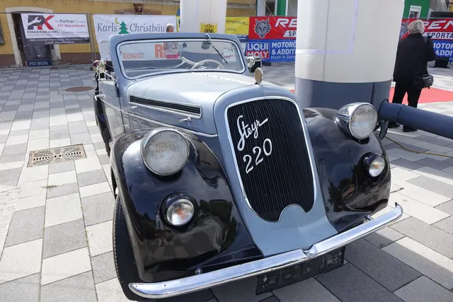 Im Zuge des Besuchs des alten "Avis" kamen einige Oldtimerfans mit ihren Autos zum Dorfplatz.