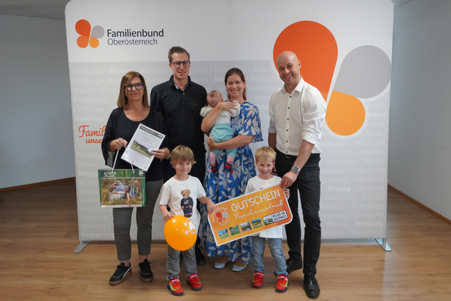 Urlaub am Bauernhof OÖ- Geschäftsführerin Petra Weilguny, Gewinnerfamilie Huber und Martin Hajart (Landesobmann OÖ Familienbund). | Foto: OÖ Familienbund
