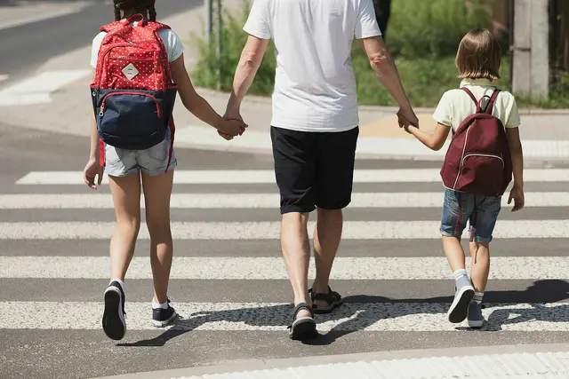 Eine neue Broschüre der Bezirksvorstehung Floridsdorf soll Kindern den sicheren Weg zur Schule. Alle Erstklässlerinnen und Erstklässler erhalten die Broschüre, Schulwegpläne und refklektierende Armbänder zum Schulstart. (Symbolbild) | Foto: 123rf.com