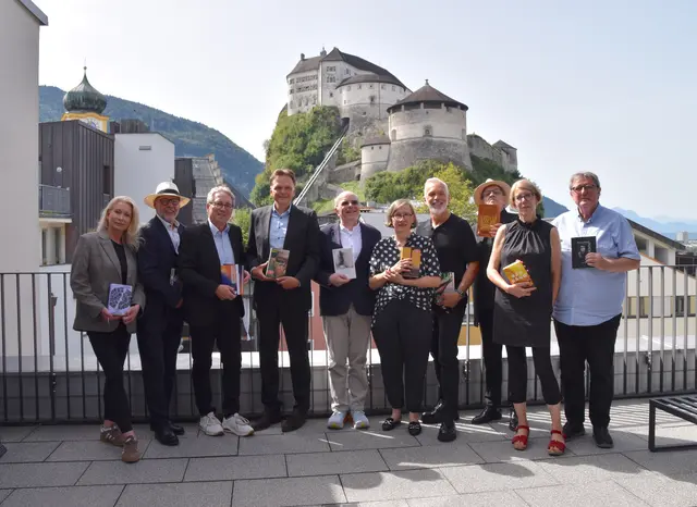 Das Organisationsteam von "Sprachsalz" hat auch 2026 viel vor. Im Bild: Ulrike Haeser (Presse), Ehrengast Christian Yeti Beirer, Bgm Martin Krumschnabel, Otto Dialer (Sparkasse), Alexander Kluy, Magdalena Kauz, TVB-Obmann Georg Hörhager, Heinz D. Heisl, Ulrike Wörner und Elias Schneitter (v.l.) | Foto: Barbara Fluckinger