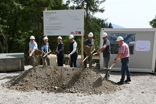 Mit dem Spatenstich startet der Bau des Geschiebeablagerungsplatzes am Höttinger Bach. Die Anlage hält bei starken Unwettern mitgeführtes Geröll und weiteres Geschiebe oberhalb des Siedlungsraums zurück. | Foto: Königer
