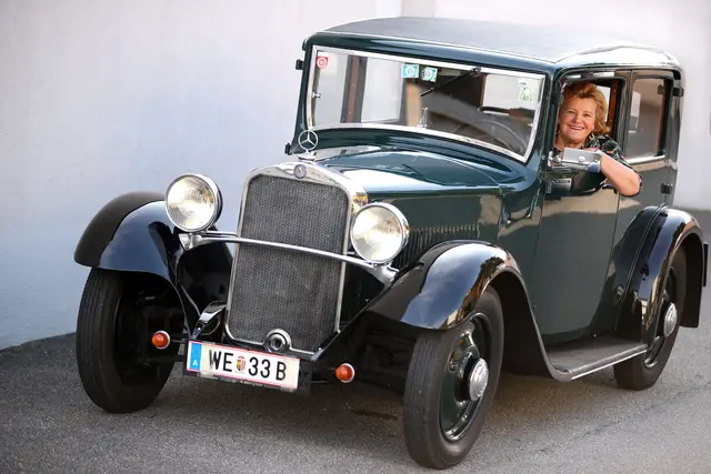 Hermi Kürner in ihrem geliebten 170er – dem letzten Baujahr 1931 der noch fährt. | Foto: Kürner