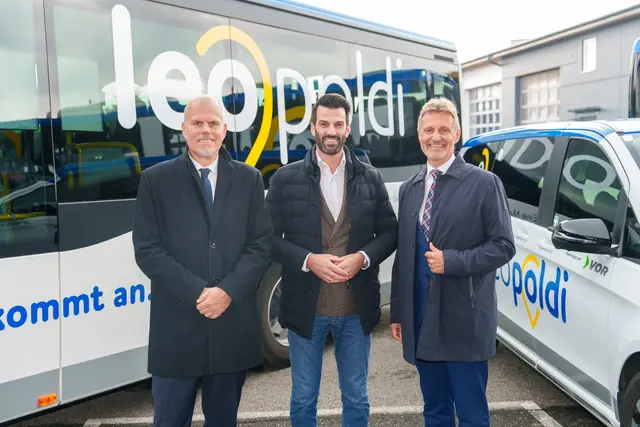 Verkehrslandesrat LH-Stellvertreter Udo Landbauer (FPÖ) mit den NÖVOG Geschäftsführern Wolfgang Schroll (r.) und Michael Hasenöhrl (l.) vor den leopoldi-Fahrzeugen. | Foto: NÖVOG/Bollwein