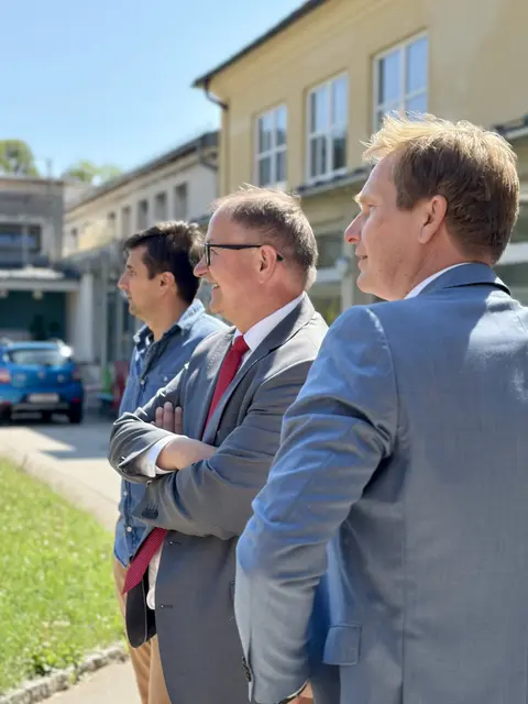 Stipo Luketina, LR Winkler und Bürgermeister Ringhofer  (von links) bei der Besichtigung der Baustelle. | Foto: SPOÖ
