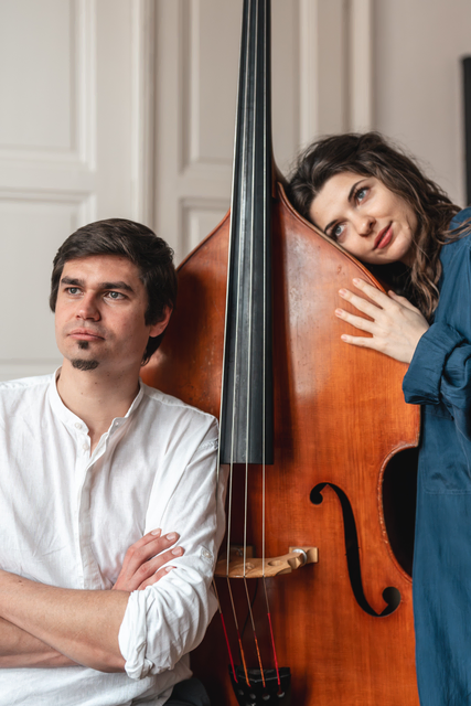 Mira Bea Wieser und Max Kreuzer spielen zum Fünf-Uhr-Tee im Garten von Angelika Ertl. | Foto: Reithofer