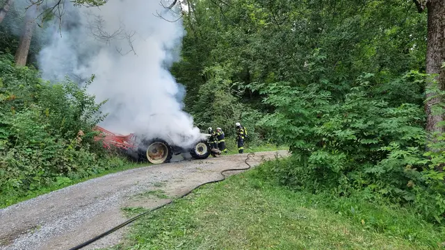Der Traktor brannte mitten im Wald.