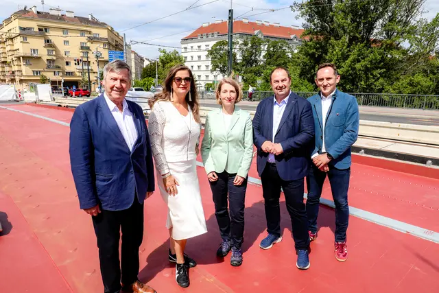Schon im Mitte Juni verkündete man, dass auf der Brücke alles nach Plan läuft: v.l.: Landstraßer Bezirksvorsteher Erich Hohenberger, Mobilitätsstadträtin Ulli Sima (beide SPÖ), Gudrun Senk, technische Geschäftsführerin der Wiener Linien, der Leopoldstädter Bezirksvorsteher Alexander Nikolai (SPÖ) und Wolfgang Strenn, Abteilungsleiter der MA 29 auf der Stadionbrücke. | Foto: Christian Fürthner/Stadt Wien