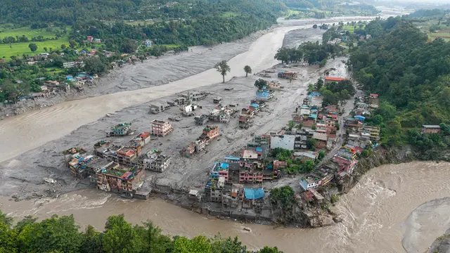 Nach der Sturzflut stehen Häuser in Devighat im nepalesischen Distrikt Nuwakot in Schlamm und Wasser. | Foto: APA-Images / AFP / PRABIN RANABHAT