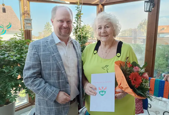 Martha Angela Grünwald (80.) mit Bgm. Michael Nistl | Foto: Gemeinde Katzelsdorf