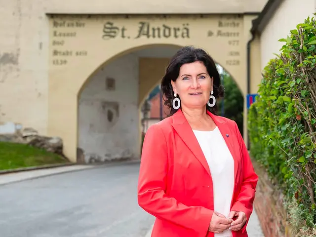 Bürgermeisterin Maria Knauder appelliert an die Verkehrsteilnehmer, mitzuhelfen, den besonderen Torbogen als Teil des historischen Ortsbildes von St. Andrä zu erhalten. | Foto: Facebook/ Maria Knauder