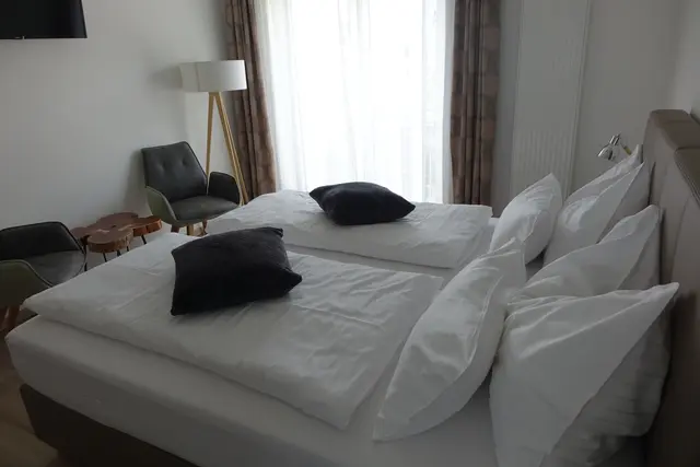 Im oberen Stockwerk gibt es einige Gästezimmer.