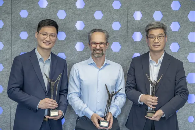 CEO Stefan Scheuch mit Vertretern von Chaeng bei der Vertragsunterzeichnung. | Foto: Scheuch