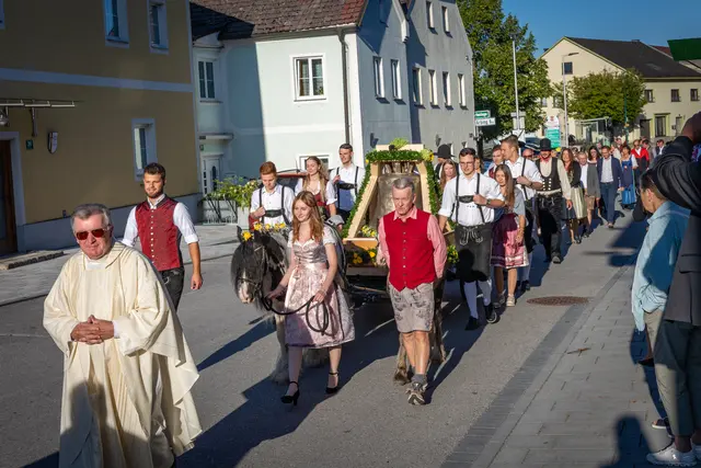Festzug mit Pfarrer Konrad Hörmanseder | Foto: Karl Neugschwandtner