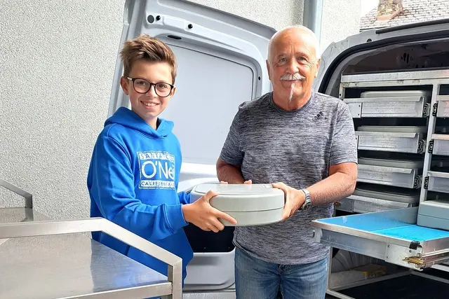 Philipp Moser aus St. Oswald mit Zusteller Johannes Hackl | Foto: SMB Lasberg