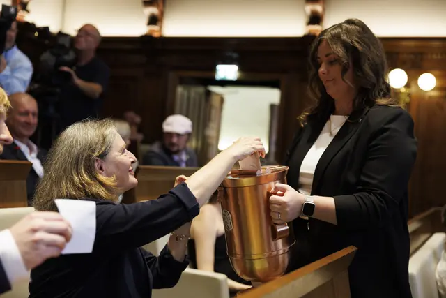 Elke Kahr (KPÖ) bei der Stimmabgabe | Foto: APA/ERWIN SCHERIAU