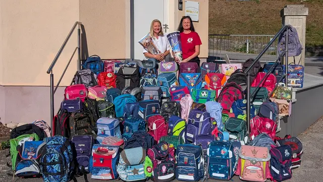 Dank der großen Unterstützung aus der Bevölkerung konnten insgesamt 85 Schultaschen gesammelt werden. Geschäftsführerin der Kinderfreunde Steyr-Kirchdorf Sandra Mayrhofer (rechts) und Martina Hochleitner, Geschäftsführerin von Mobilis Steyr. | Foto: Kinderfreunde Steyr-Kirchdorf