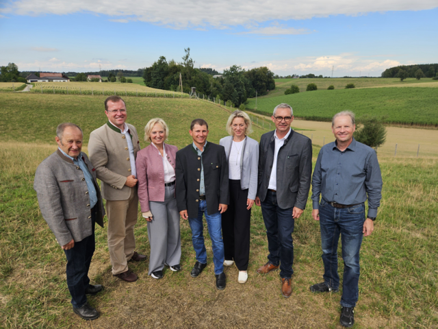 Josef Kogler, Hans-Peter Pfeffer, Bernadette Watzenböck (Obfrau der landwirtschaftlichen Wildtierhalter Oberösterreich und Salzburg), Markus Schlager, Margareta Hüthmair, Franz Waldenberger und OÖ Bauernbund-Direktor Wolfgang Wallner (v.l.).
  | Foto: OÖ Bauernbund
