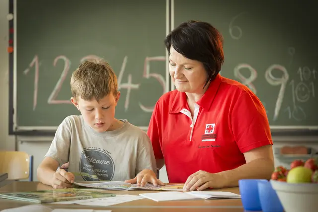 Mit den Lesecoaches des Österreichischen Jugendrotkreuzes bekommen Kinder Unterstützung, wenn ihnen das Lesen noch schwerfällt. | Foto: OÖRK/Asanger
