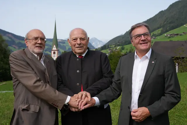15 Jahre nach der Gründung der Euregio Tirol-Südtirol-Trentino bekräftigen die ehemaligen Landeshauptleute Lorenzo Dellai (Trentino), Luis Durnwalder (Südtirol) und Günther Platter (Tirol) ihre Überzeugung von der grenzüberschreitenden Zusammenarbeit. | Foto: Armin Gluderer/Euregio