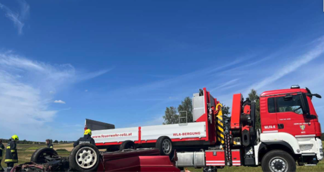 Für die Bergung kam der Kran des Wechselladerfahrzeugs zum Einsatz. | Foto: FF Retz